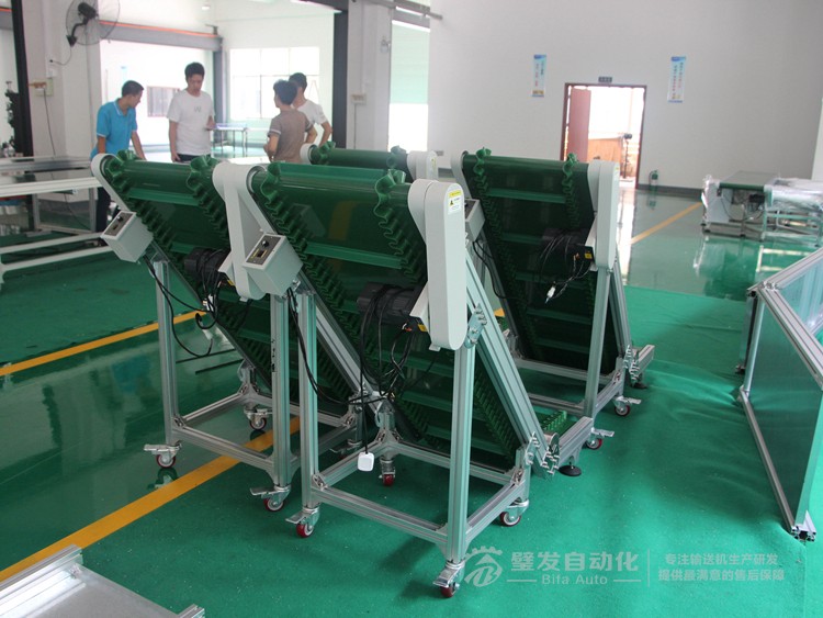 壓輪加護(hù)罩低端帶平臺(tái)裙邊擋板小型爬坡輸送機(jī) 壓輪加護(hù)罩低端帶平臺(tái)裙邊擋板小型爬坡輸送機(jī)