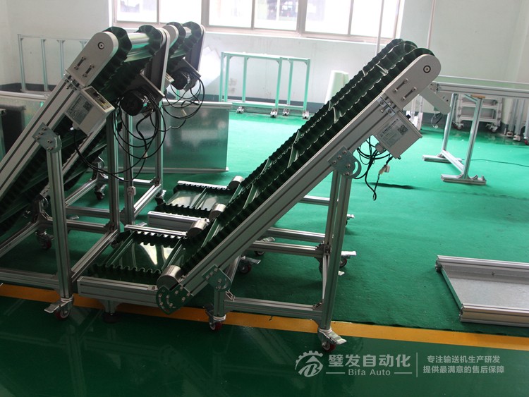 壓輪加護(hù)罩低端帶平臺(tái)裙邊擋板小型爬坡輸送機(jī) 壓輪加護(hù)罩低端帶平臺(tái)裙邊擋板小型爬坡輸送機(jī)