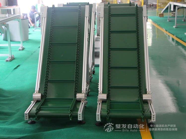 壓輪加護(hù)罩低端帶平臺(tái)裙邊擋板小型爬坡輸送機(jī) 壓輪加護(hù)罩低端帶平臺(tái)裙邊擋板小型爬坡輸送機(jī)