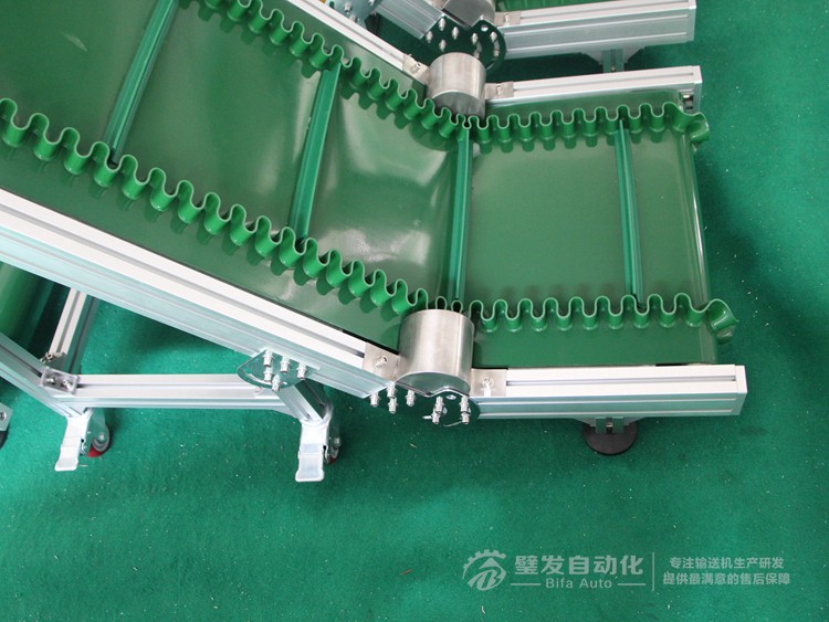 壓輪加護(hù)罩低端帶平臺(tái)裙邊擋板小型爬坡輸送機(jī) 壓輪加護(hù)罩低端帶平臺(tái)裙邊擋板小型爬坡輸送機(jī)