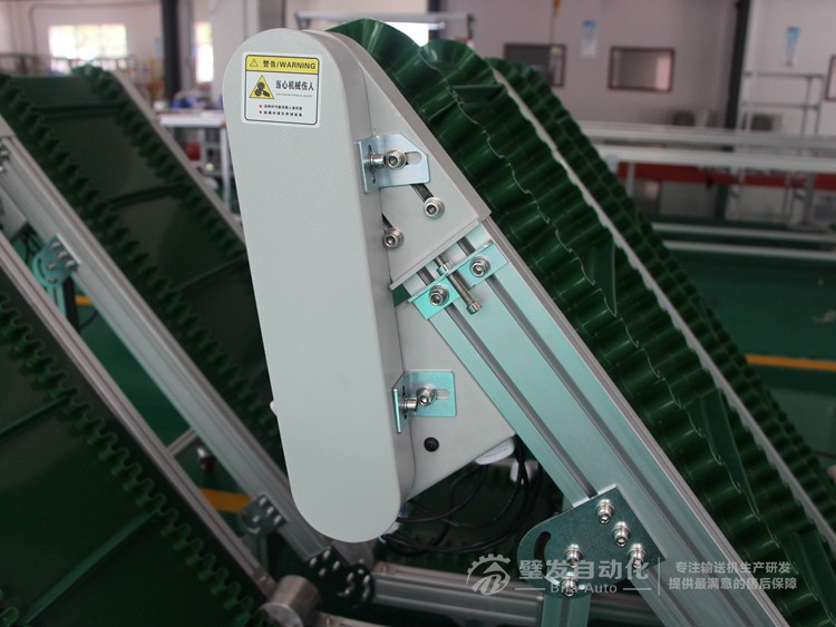 壓輪加護(hù)罩低端帶平臺(tái)裙邊擋板小型爬坡輸送機(jī) 壓輪加護(hù)罩低端帶平臺(tái)裙邊擋板小型爬坡輸送機(jī)