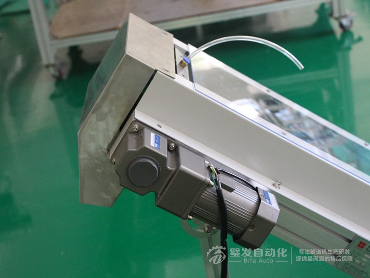 低端加平臺導條擋板上方加透明亞克力護罩爬坡皮帶輸送機