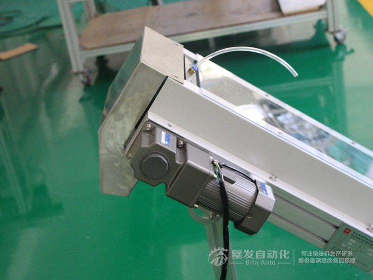 低端加平臺導條擋板上方加透明亞克力護罩爬坡皮帶輸送機